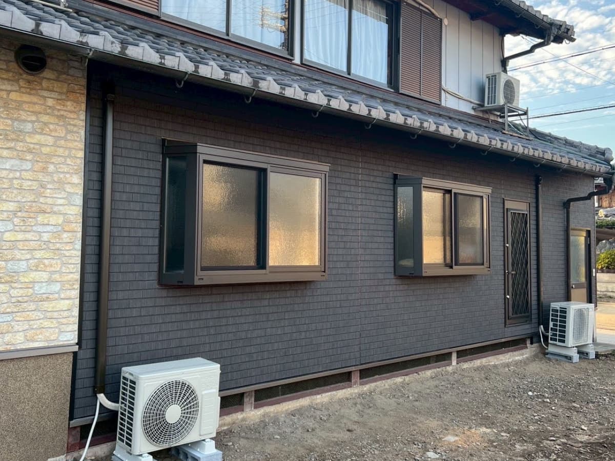 出窓設置と外壁塗装を行った住宅の施工後