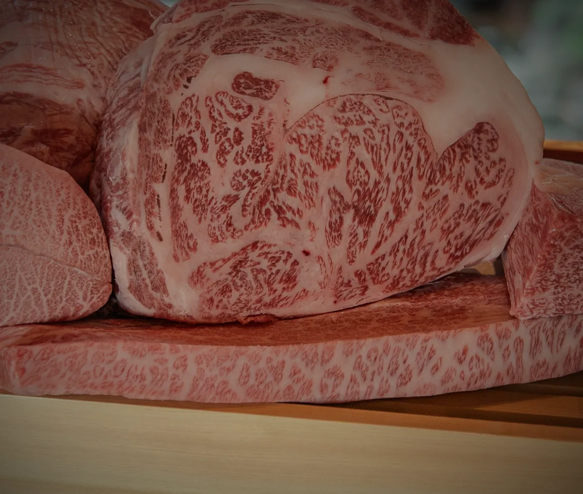 サシと赤身が入った牛の塊肉