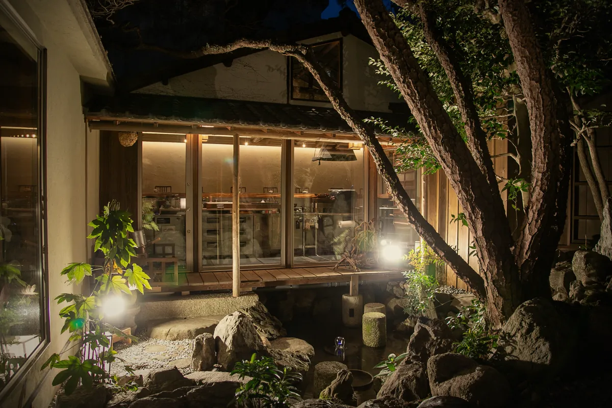 灯りのともる夜の中庭
